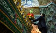 گل‌آرایی ضریح مطهر حضرت معصومه(س) با مشارکت شهرداری قم

