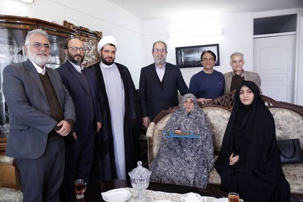 دیدار رئیس هیئت مدیره بانک دی با خانوادههای معزز چهار شهید شهرستان دماوند