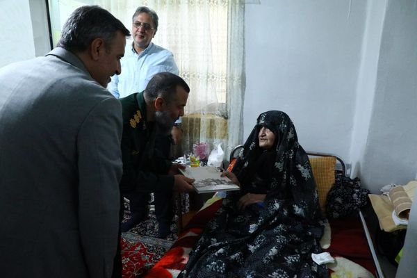 شهردار منطقه ۱۲ به دیدار مادر شهید حسن کمالی رفت
