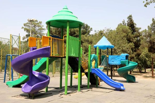 نصب ست‌های بازی کودکان در بوستان‌های منطقه ۱۹ در قالب طرح «من شهردارم»