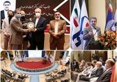 اعطای نشان عالی زرین مدیر سال به مدیر عامل بانک تجارت
