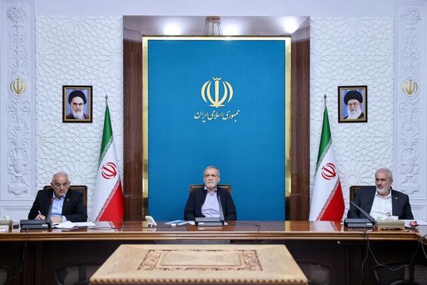 پزشکیان: با مدیریت صحیح منابع، پروژههای نیروگاههای تجدیدپذیر بدون فشار بر ذخایر ارزی اجرا میشوند